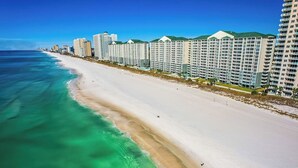 Una playa con rascacielos al fondo.