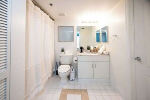 Shower, hair dryer, shampoo - Brand New Lux condo on 29th floor in Brickell (Miami)