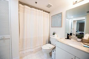 Shower, hair dryer, shampoo - Brand New Lux condo on 29th floor in Brickell (Miami)