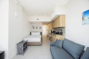 1 bedroom, iron/ironing board, WiFi, bed sheets - Luxurious New Studio | Rooftop Pool & Prime Area (Miami)