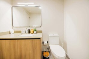 Shower, hair dryer, shampoo - Luxurious New Studio | Rooftop Pool & Prime Area (Miami)
