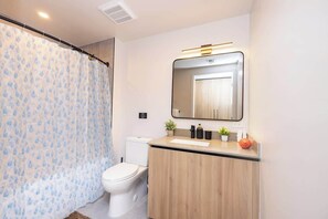 Shower, hair dryer, shampoo - Luxurious New Studio | Rooftop Pool & Prime Area (Miami)