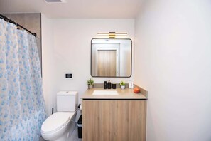Shower, hair dryer, shampoo - Luxurious New Studio | Rooftop Pool & Prime Area (Miami)