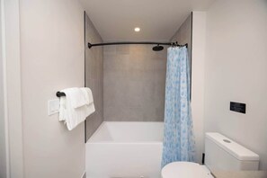Shower, hair dryer, shampoo - Luxurious New Studio | Rooftop Pool & Prime Area (Miami)
