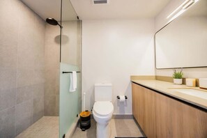 Shower, hair dryer, towels, shampoo - New Luxury 1BR/2BA • Sleeps 5 • Pool • High Floor (Miami)