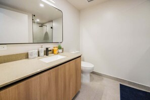 Shower, hair dryer, towels, shampoo - New Luxury 1BR/2BA • Sleeps 5 • Pool • High Floor (Miami)