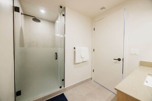 Shower, hair dryer, towels, shampoo - New Luxury 1BR/2BA • Sleeps 5 • Pool • High Floor (Miami)