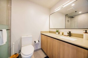 Shower, hair dryer, towels, shampoo - New Luxury 1BR/2BA • Sleeps 5 • Pool • High Floor (Miami)