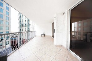 Terrace/patio - Stylish Brickell 1BR • Free Parking • Sleeps 6 (Miami)