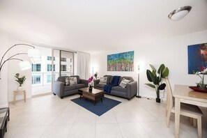TV - Stylish Brickell 1BR • Free Parking • Sleeps 6 (Miami)