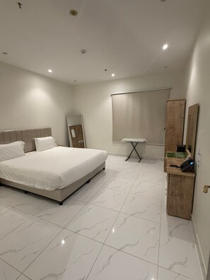 Apartamento, Servicio de limpieza | Escritorio y espacio para trabajar con un portátil
