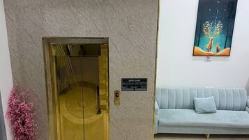 Deluxe Apartment | Lobby