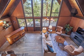 Smart TV, chimenea y libros 