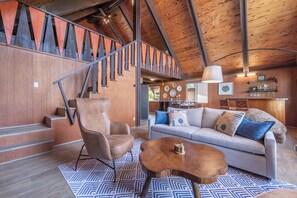 Smart TV, chimenea y libros 
