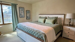 2 bedrooms, iron/ironing board, free WiFi, bed sheets - Hackberry Haven | Pet-friendly | Great Yard (Fredericksburg)