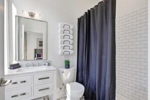 Shower, hair dryer, towels, shampoo - Contemporary 3BR Condo | Downtown Near Nightlife (Savannah)