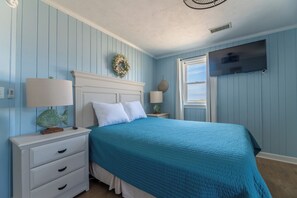 3 bedrooms, free WiFi - Aqua Hol - S Nags Head MP 18, Oceanfront, Ocean View, 3 Bedrooms, Flex Stays, Pets OK (South Nags Head)