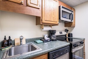 Private kitchen - Family Escape - Smoky Mtn, Pool+Hot Tub, Sleeps 6 (Gatlinburg)