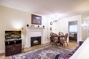Interior - Family Escape - Smoky Mtn, Pool+Hot Tub, Sleeps 6 (Gatlinburg)