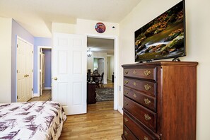 Iron/ironing board, WiFi, bed sheets - Family Escape - Smoky Mtn, Pool+Hot Tub, Sleeps 6 (Gatlinburg)