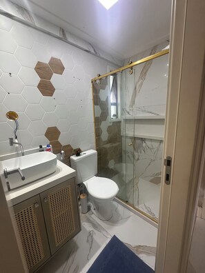 Ducha y papel higiénico