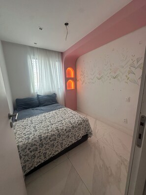 2 dormitorios, tabla de planchar con plancha, ropa de cama