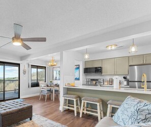 Smart TV - Renovated Condo near Silver Dollar City w Table Rock Lake View_Free Attraction Tickets_Private Deck (Branson)