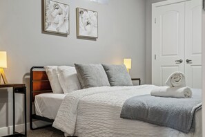 4 habitaciones, escritorio, tabla de planchar con plancha y wifi