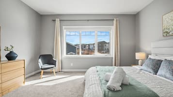 4 bedrooms, desk, iron/ironing board, WiFi