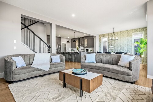 Crestmont Luxe Retreat | Hot Tub | Gym | AC
