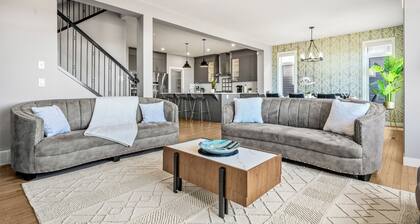 Crestmont Luxe Retreat | Hot Tub | Gym | AC