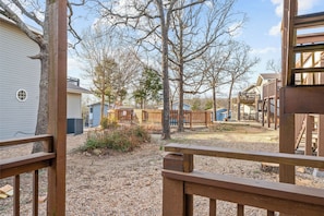 A residential area with multiple wooden cabins, a gravel driveway, and a wooden fence. - Near Table Rock Lake & Sdc_Daily Free Tickets_Seasonal Cmty Pool/Hot Tub_Peaceful Deck (Branson)