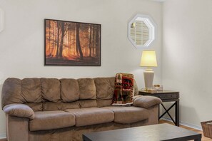 Smart TV, fireplace - Near Table Rock Lake & Sdc_Daily Free Tickets_Seasonal Cmty Pool/Hot Tub_Peaceful Deck (Branson)