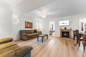 Smart TV, fireplace - Near Table Rock Lake & Sdc_Daily Free Tickets_Seasonal Cmty Pool/Hot Tub_Peaceful Deck (Branson)
