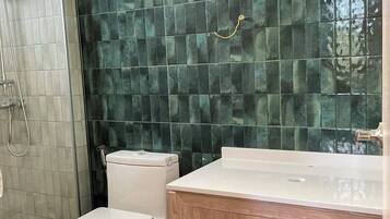 Comfort-huvila, jokinäköala | Kylpyhuone