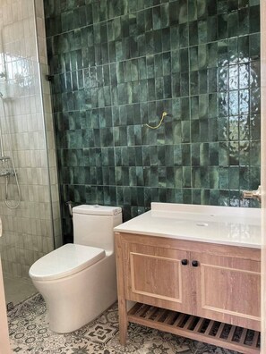 Comfort-huvila, jokinäköala | Kylpyhuone