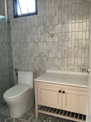 Villa Confort, vista al río | Baño | Amenidades de baño gratuitas, toallas, jabón, shampoo 