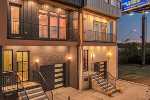 Exterior detail - Aloha Nashville🤙🏻~ Private Sauna & Hot Tub | Rooftop Oasis | City Views | Close to Broadway! (Nashville)