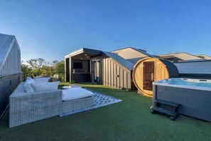 Terrace/patio - Aloha Nashville🤙🏻~ Private Sauna & Hot Tub | Rooftop Oasis | City Views | Close to Broadway! (Nashville)