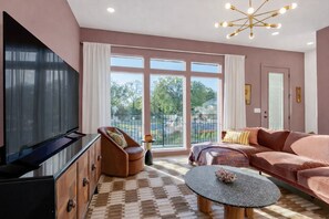 Smart TV - Aloha Nashville🤙🏻~ Private Sauna & Hot Tub | Rooftop Oasis | City Views | Close to Broadway! (Nashville)