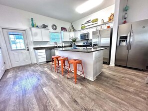 Fridge, microwave, oven, stovetop - Salty Seashell, 3 Bedroom, Balcony Ocean View, Pool (Corpus Christi)