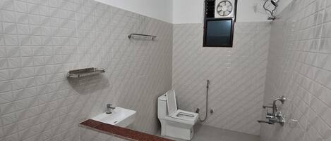 Dusche, Whirlpool, Haartrockner, Handtücher