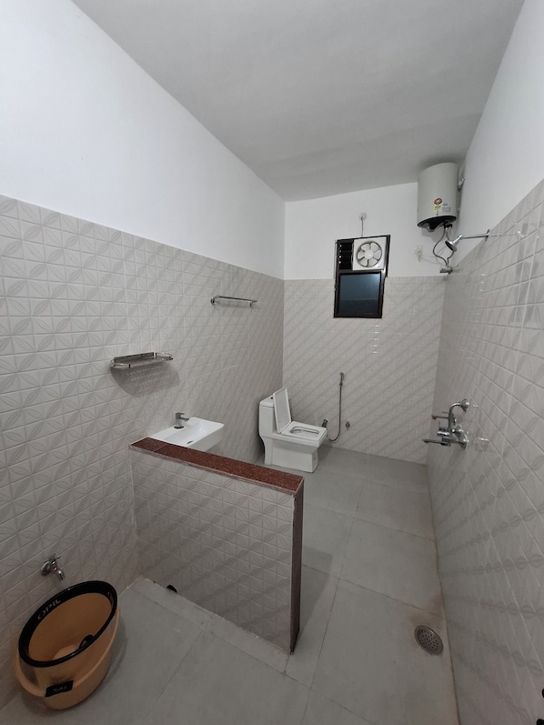 Douche, baignoire à jets, sèche-cheveux, serviettes fournies