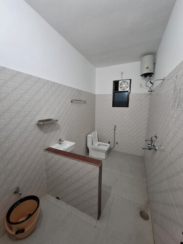 ATHASHRI
Your Quiet Escape in Kashi — Intimate, Stylish & Steps from the Action.