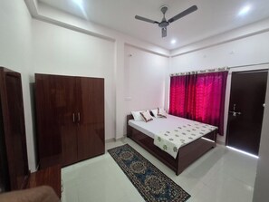 Internet, bed sheets - ATHASHRI
Your Quiet Escape in Kashi — Intimate, Stylish & Steps from the Action. (Varanasi)
