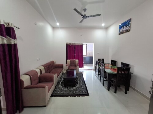 ATHASHRI
Your Quiet Escape in Kashi — Intimate, Stylish & Steps from the Action.