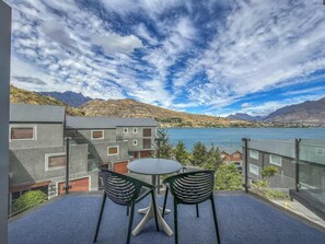 Outdoor dining - Comfortable Alpine Apartment | Great Location (Queenstown)