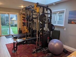 Ein Home-Gym mit Squat-Rack, Bank und Übungsball.