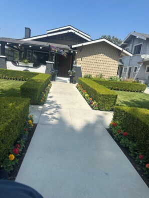 A residential house with a front yard, a driveway, and a mailbox. - Stylish Central LA Retreat – Minutes from Museums & Stadiums for OlympicsI! (Los Angeles)