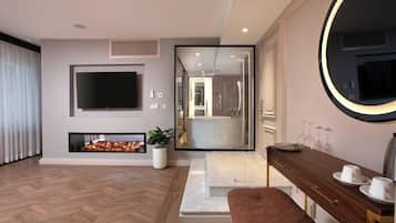 Uma sala de estar moderna com uma TV de tela plana, lareira e um espelho com moldura circular.
